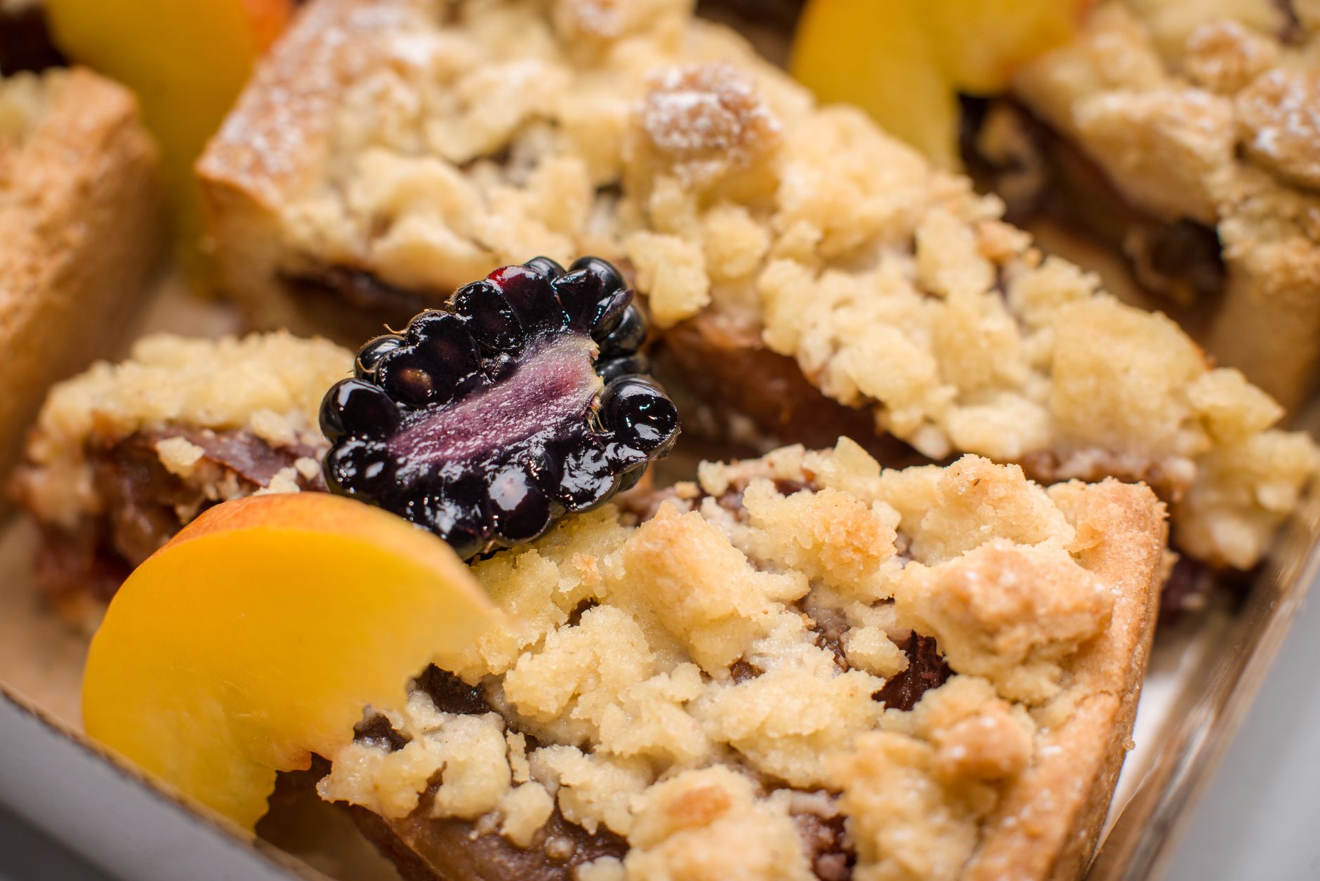 Delicious fruit crumble with peach and blackberry, freshly baked and ready to enjoy.